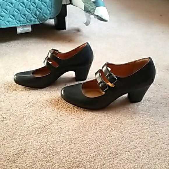 Black heels - Picture 2 of 4